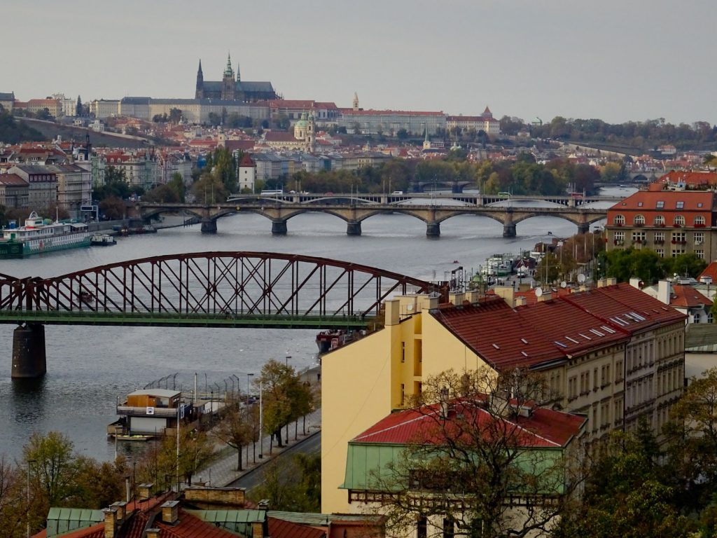 Pohled z Vyšehradu na Sv. Mikuláše a Pražský hrad