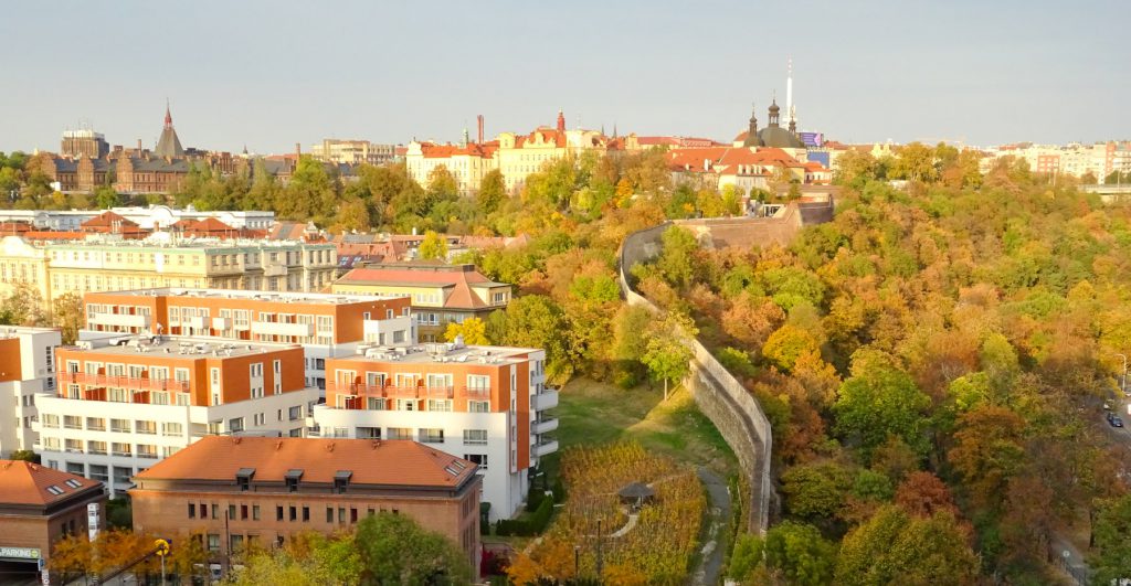 Vyšehrad - výhled na hradby Nového Města Pražského a park Folimanaka