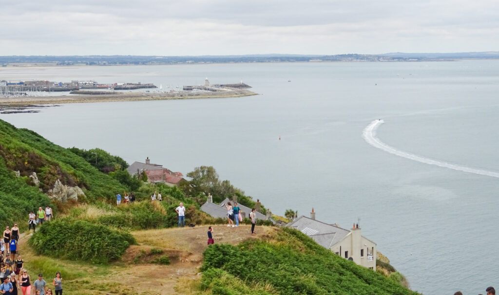 Howth - pohled z útesů na přístav