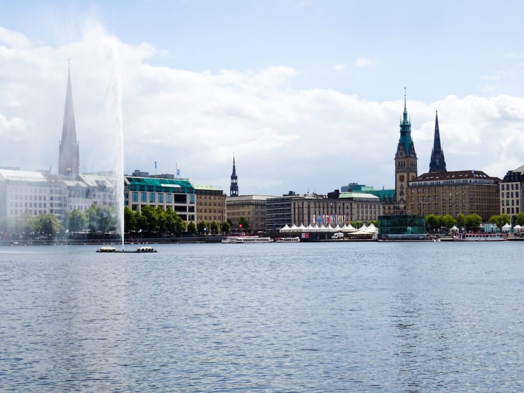 Hamburské jezero - pohled na radnici