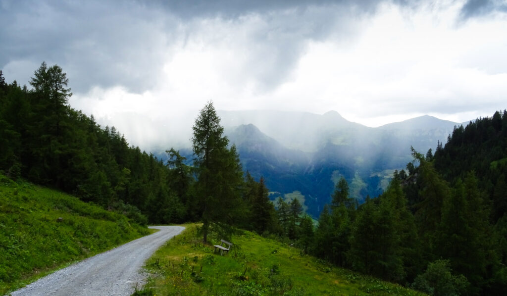 Bad Hofgastein - cesta s výhledem na déšť