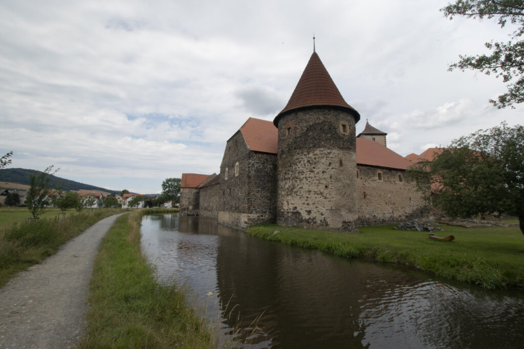 Vodní hrad Švihov - pohled z venku s vodním příkopem