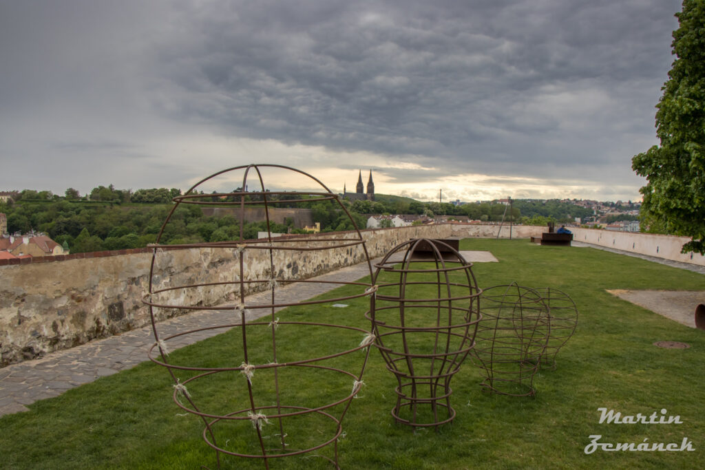 Dramatický Bastion s pohledem na Vyšehrad