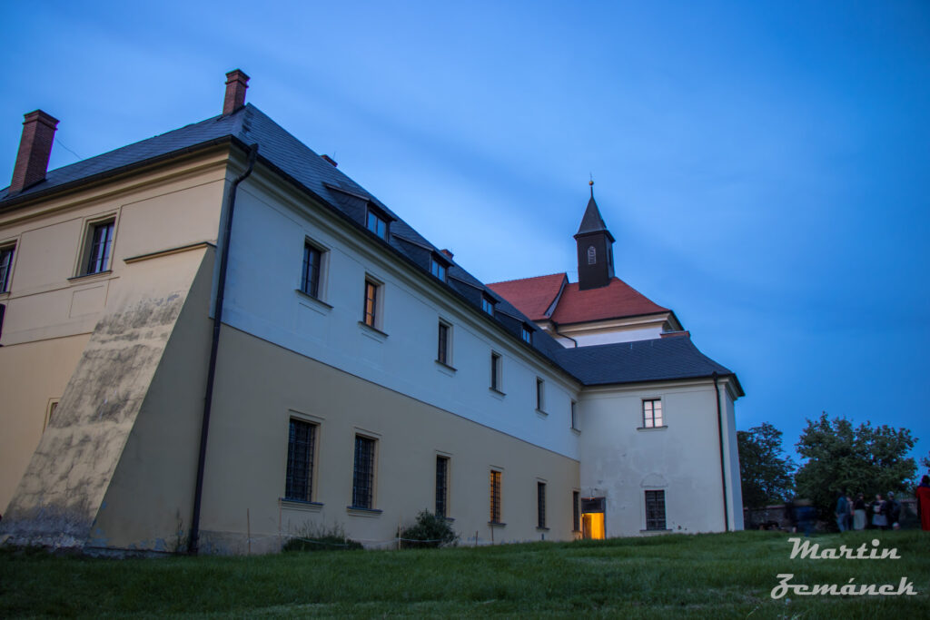 Zásmuky - Františkánský klášter za modré hodinky