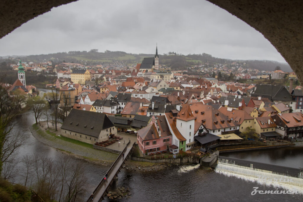 Český Krumlov - střílnová zeď (pohled na staré město)