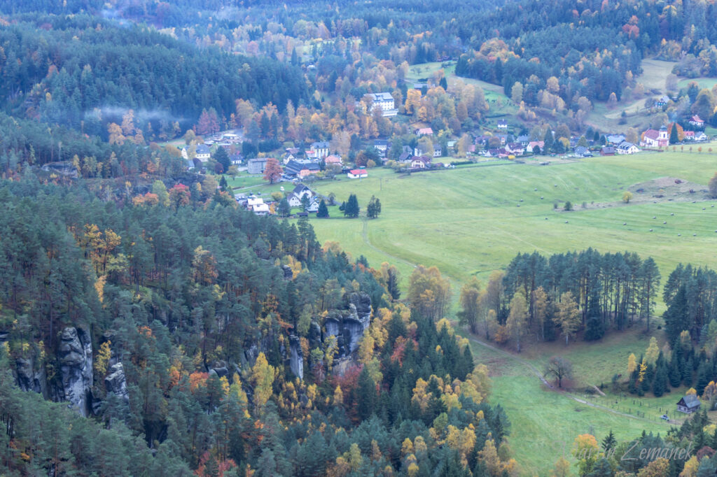 České Švýcarsko - Pohled na Jetřichovice při cestě na vyhlídku Treppenstein