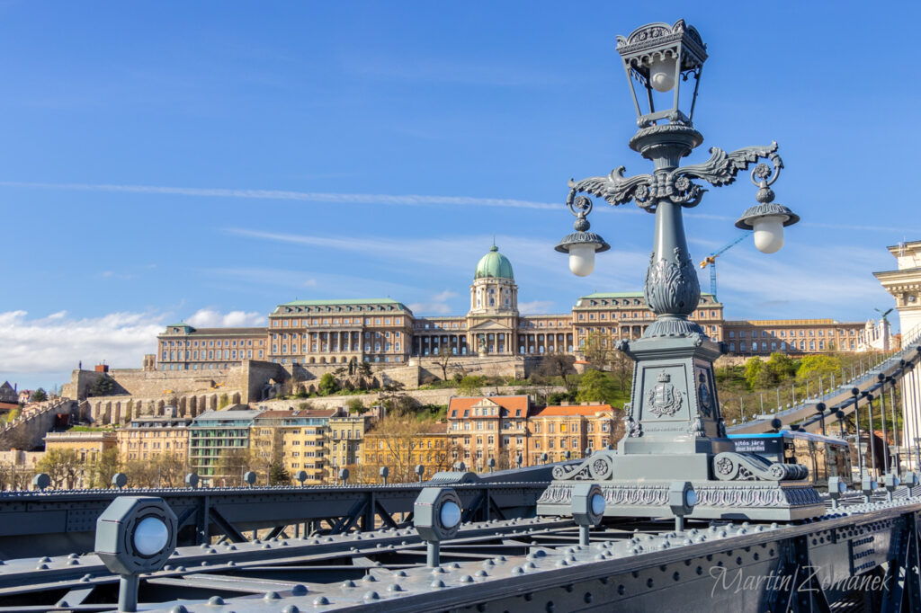 Budapešť - budínský hrad z Řetězového mostu