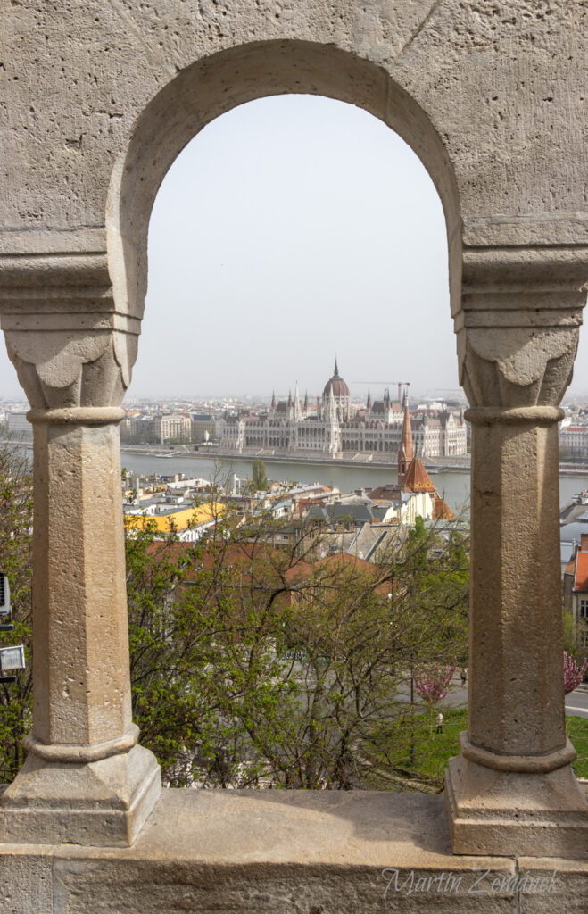 Budapešť - Rybářská bašta s výhledem na Parlament