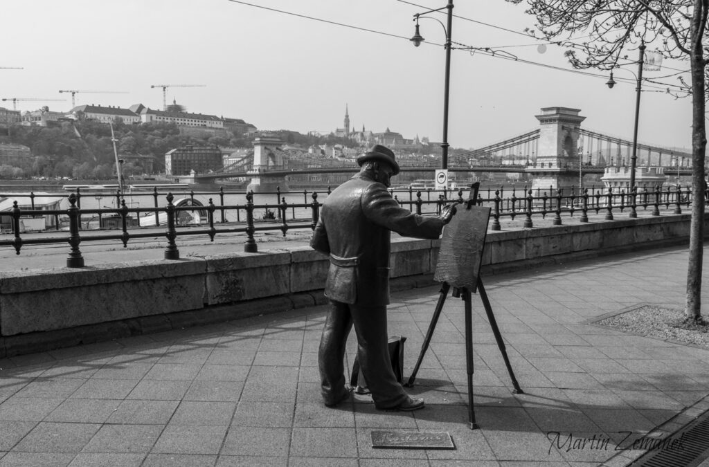 Budapešť - socha malíře u nábřeží Dunaje