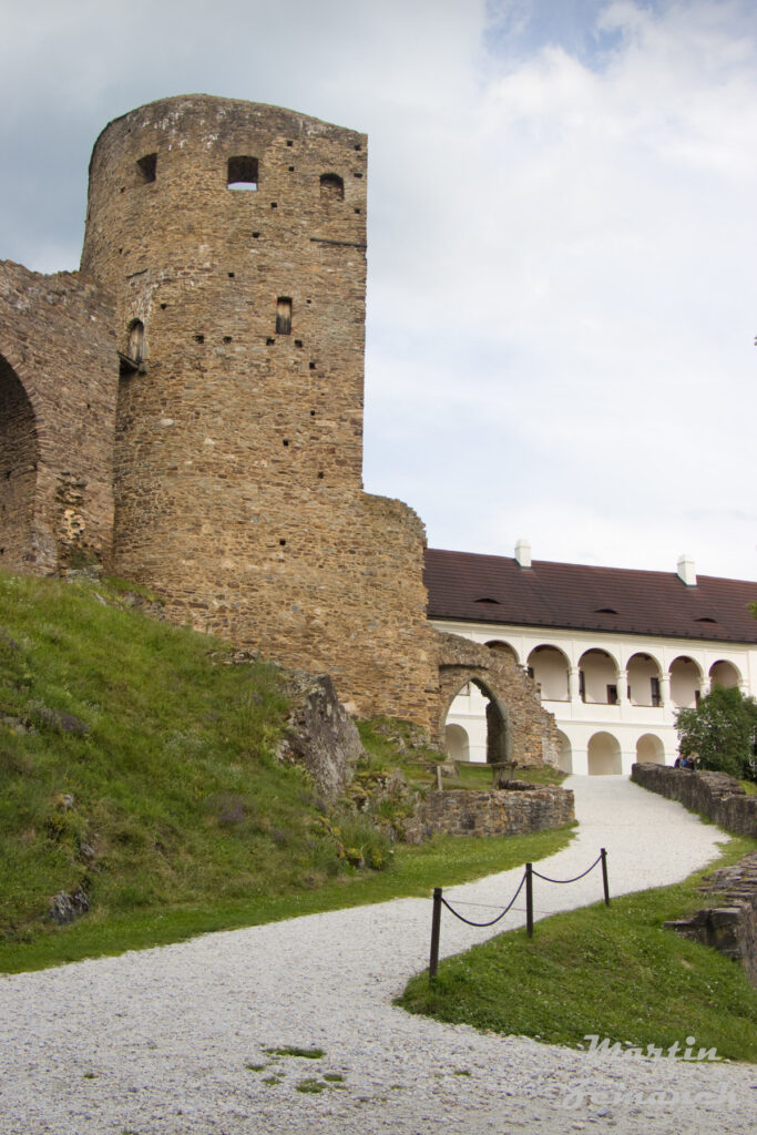 Velhartice - Zřícenina hradu gotický palác