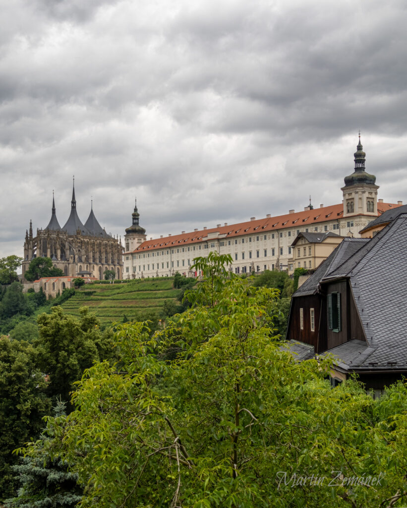 Kutná Hora - Chrám sv. Barbory s Jezuickou kolejí od vyhlídky Sv. Jakuba