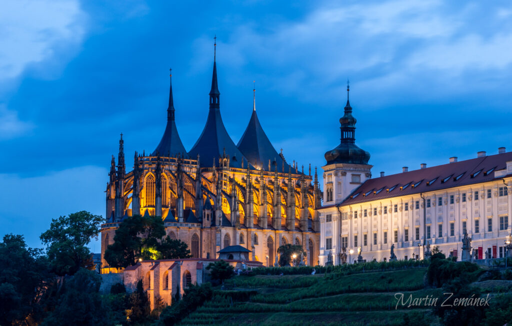 Kutná Hora - Chrám sv. Barbory s Jezuickou kolejí z vyhlídky od Sv. Jakuba