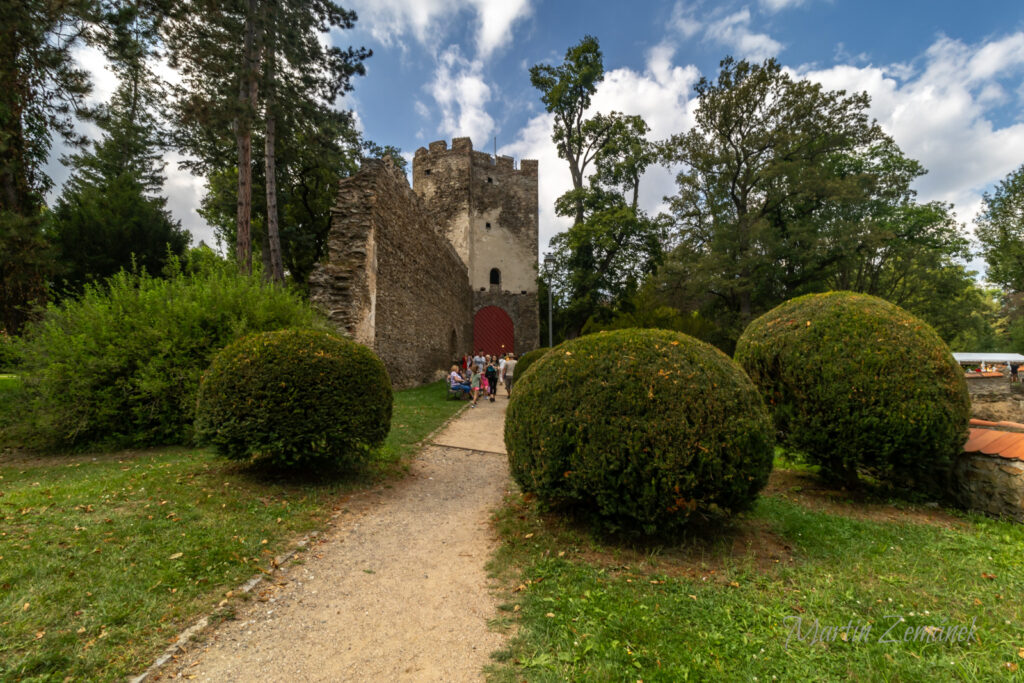 Zruč nad Sázavou - Areál zámku (Kolowratská věž)