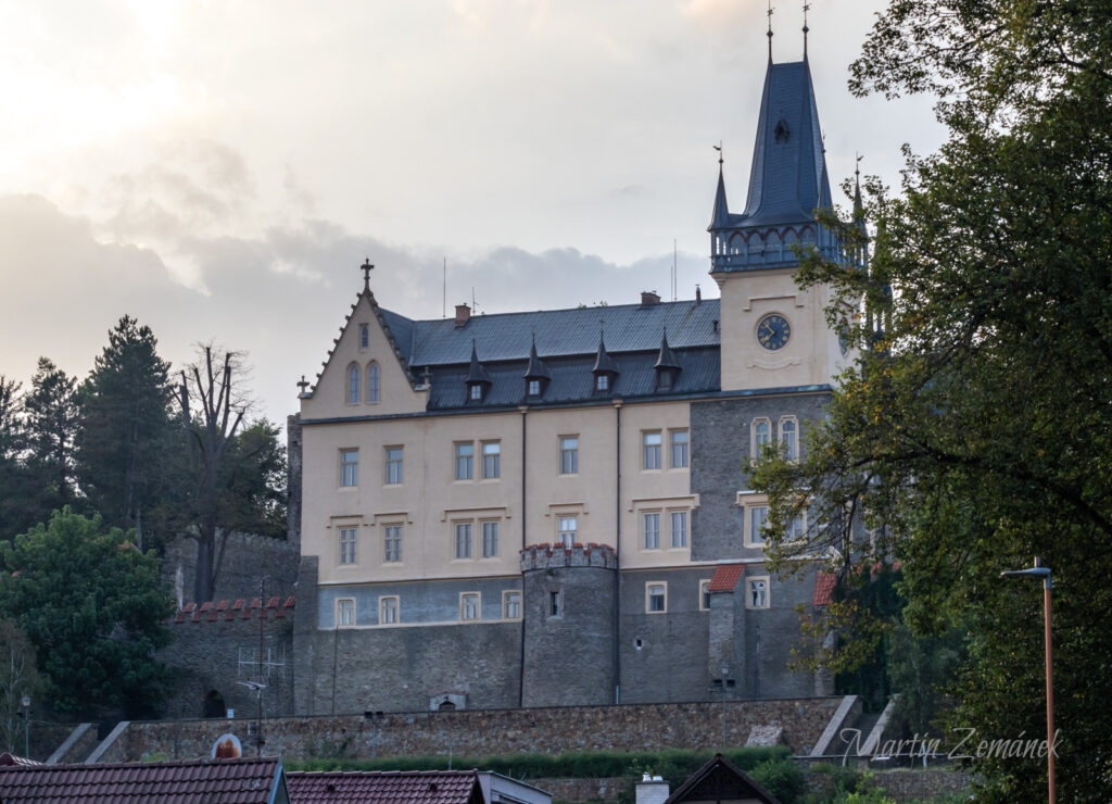 Zruč nad Sázavou - Pohled na zámek z náměstí Svobody