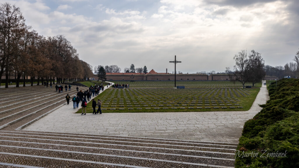 Terezín - pomníky před pevností
