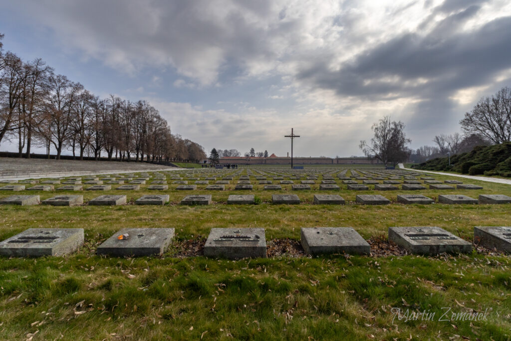 Terezín - pomníky před pevností