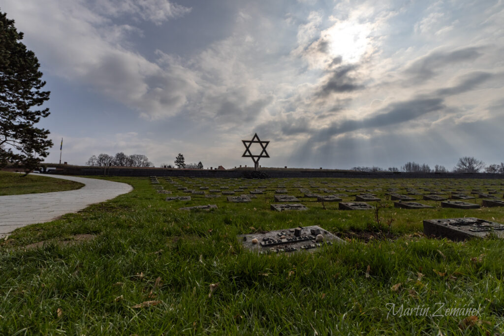 Terezín - pomníky před pevností