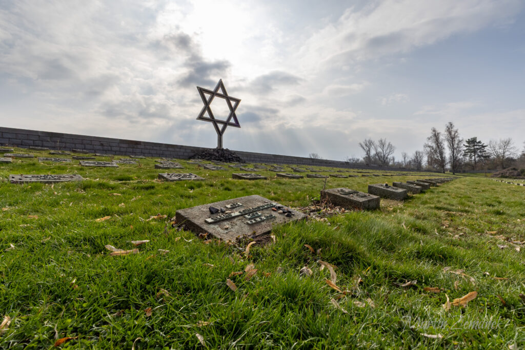 Terezín - pomníky před pevností